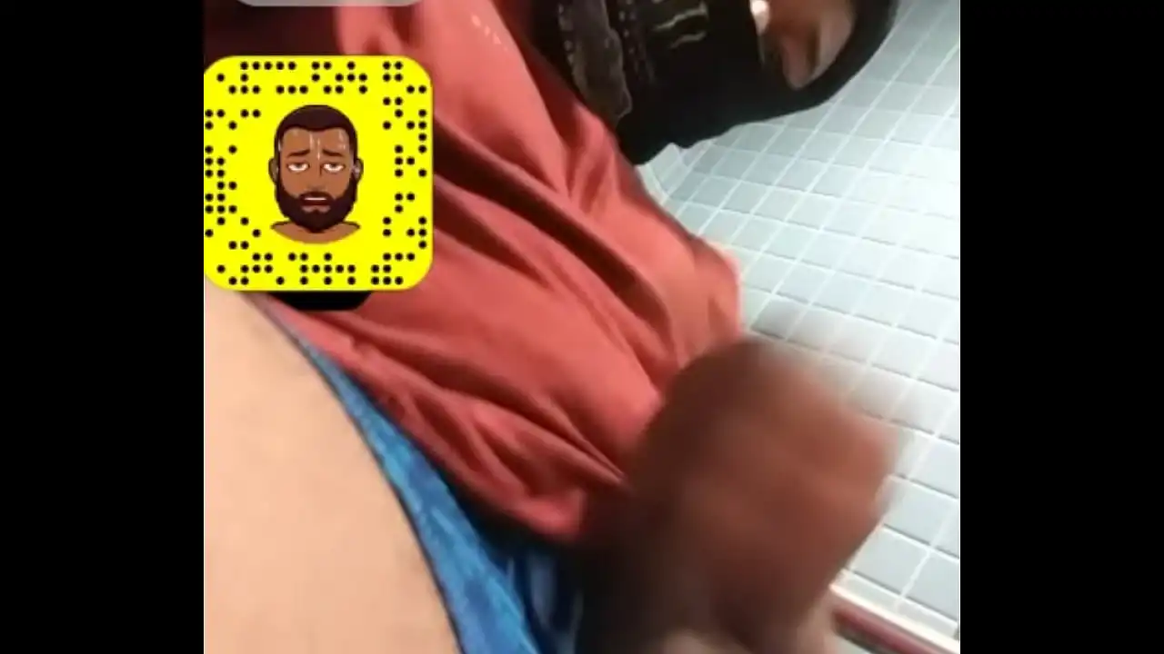 1/2 sim eu de novo (NEW SNAP @DBZBBC69) meu pau no snap em um banheiro público