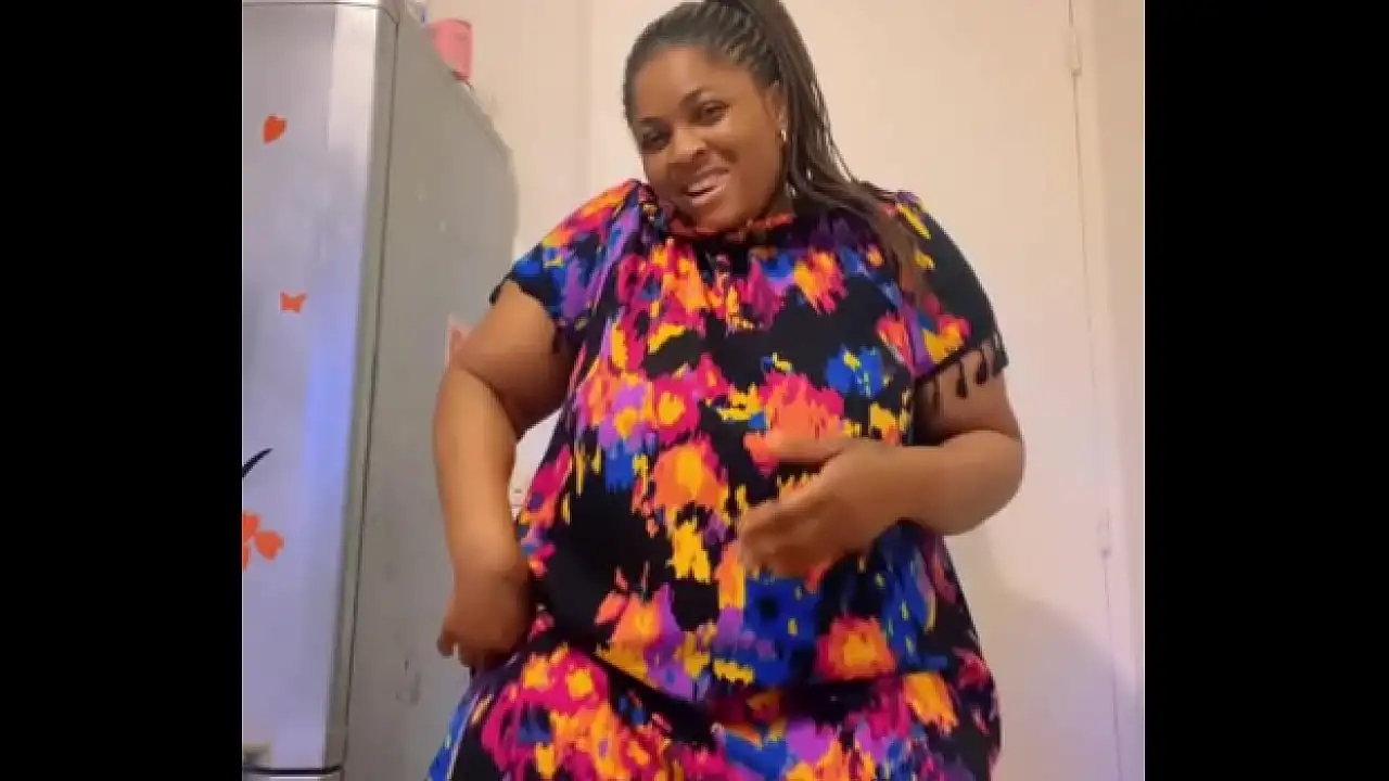 Afro Getty rebola seu corpo sexy de bbw e mostra as coxas