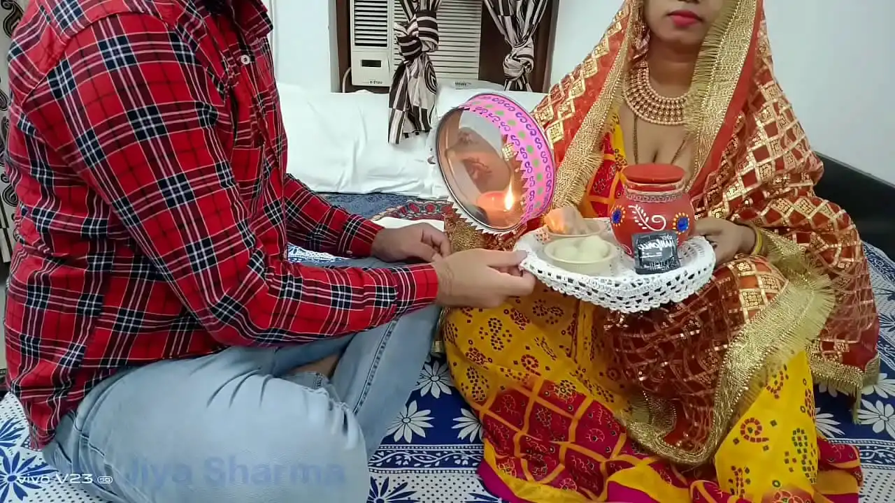 Depois de quebrar o jejum em Karva Chauth, chudai de marido e mulher.