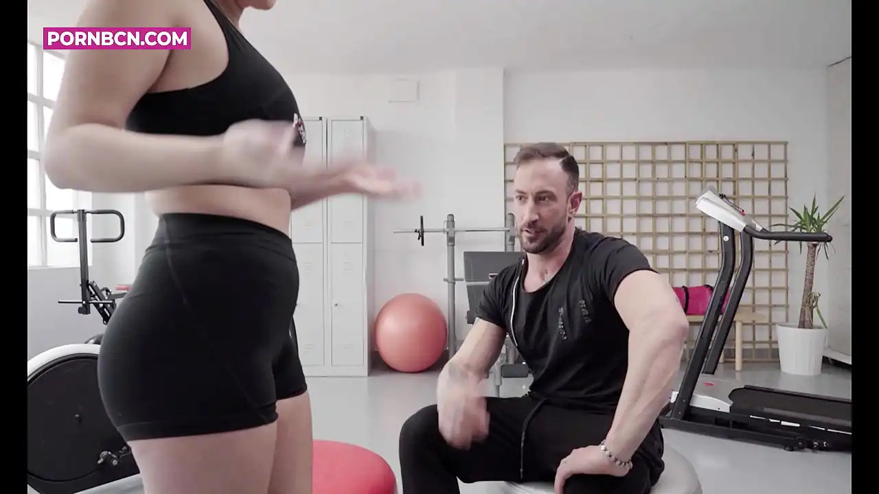 Uma jovem latina com grandes atributos e muito tesão transando com seu personal trainer em seu primeiro treinamento. Emilio Ardana e Ole, ator pornô e youtuber, se inscrevam! Acompanhado pela bela Pamela Silva no personal trainer com um final