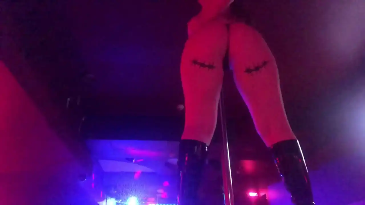 STRIPPER AMADORA NO TRABALHO