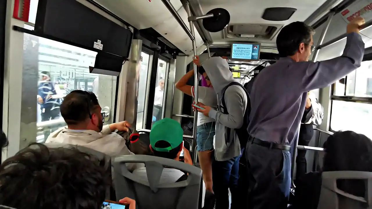 Arrimones no metrobus Daniela Hot, Seduzindo um estranho e o convida para sua casa