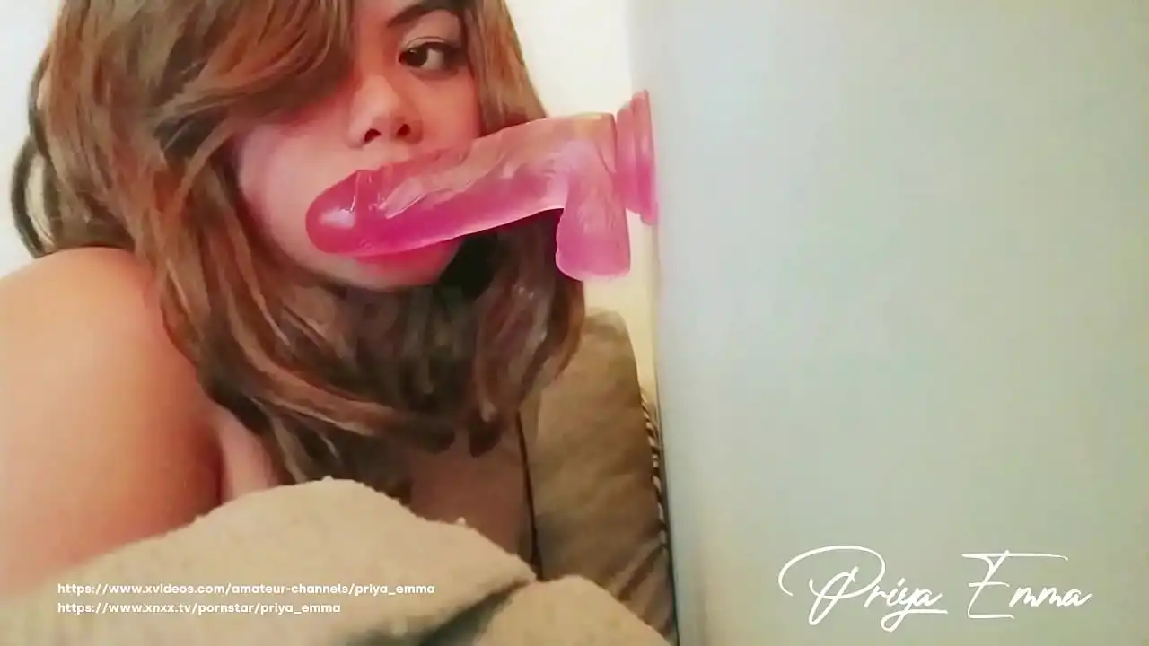 Melhor universitária árabe indiana Priya Emma chupando um vibrador closeup