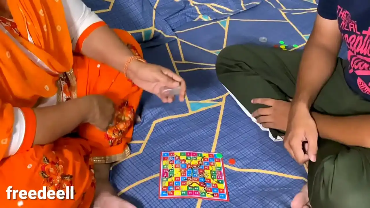 Ludo Jogo com Bhabhi. O vencedor leva vantagem. vídeo hindi completo