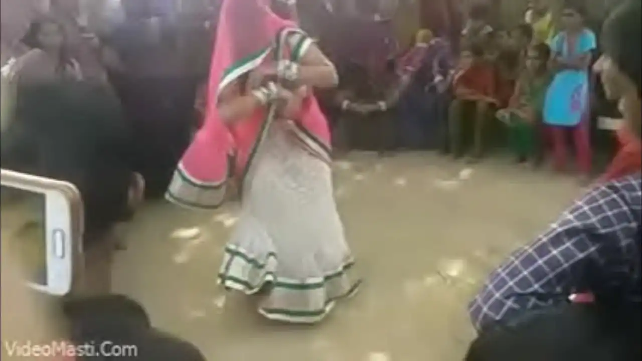 Bhabhiji dançando na música Bhojpuri In Gaon (videomasti.com)