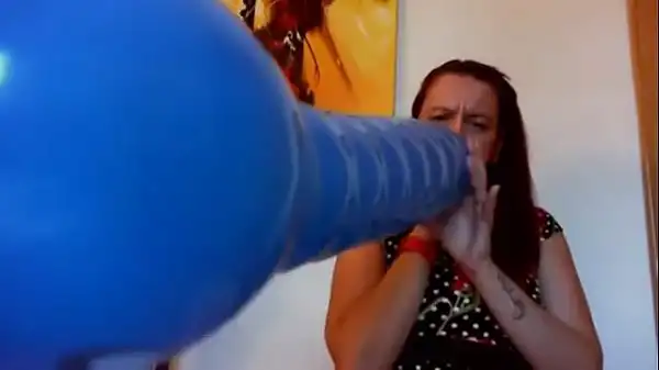 Balão azul grande para você e um ótimo orgasmo molhado para minha buceta