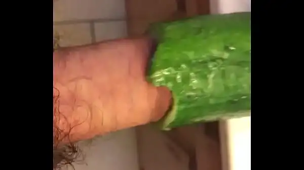 Big Dick fodendo com um pepino oco. MOV