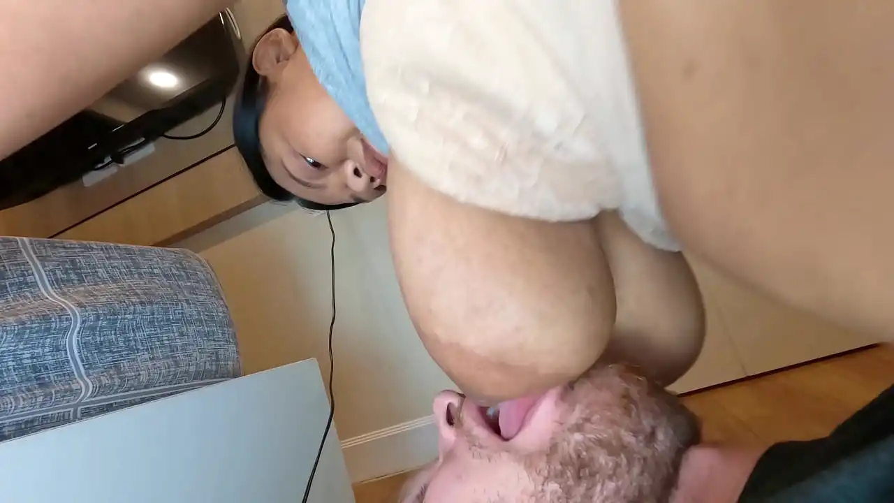 Grandes Peitos Leitosos Asiática Lactante Interracial Amamentação Chupando Mamilo