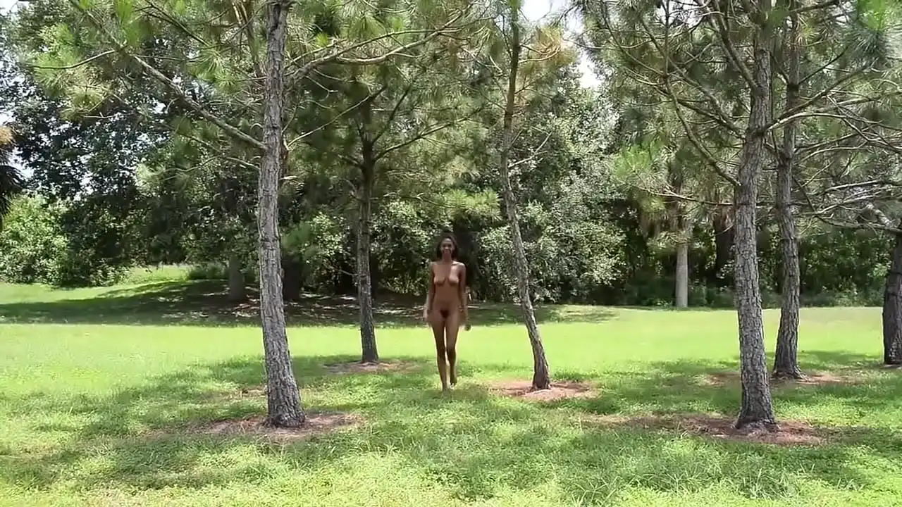 Mulher negra nua em parque público