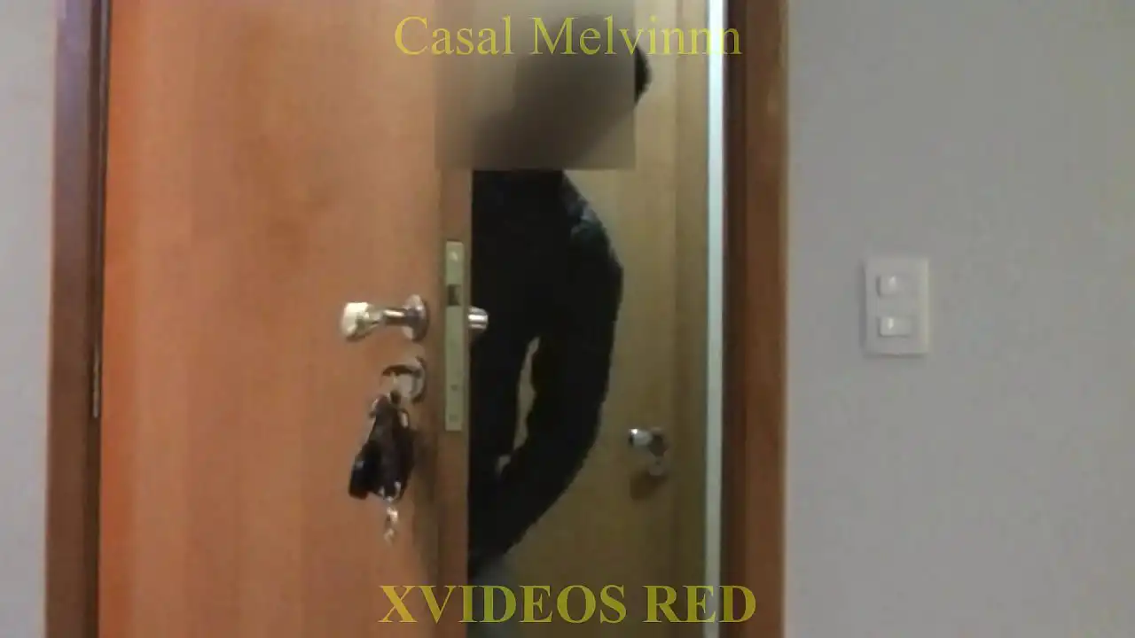 Casada provocando o entregador. Marido escondido no quarto (áudio original)