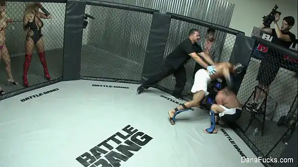 Dana se fode no estilo MMA