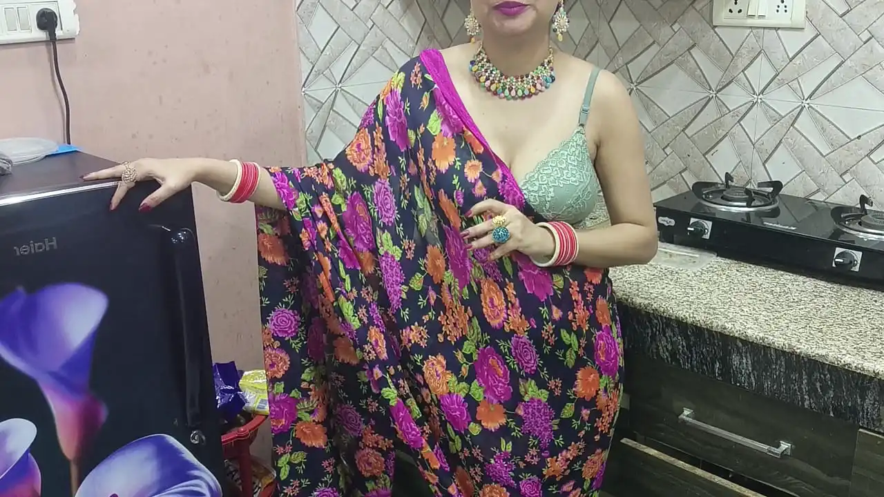 Desi Indian Bhabhi traindo o marido e transando com o cunhado na cozinha Filme completo em áudio hindi