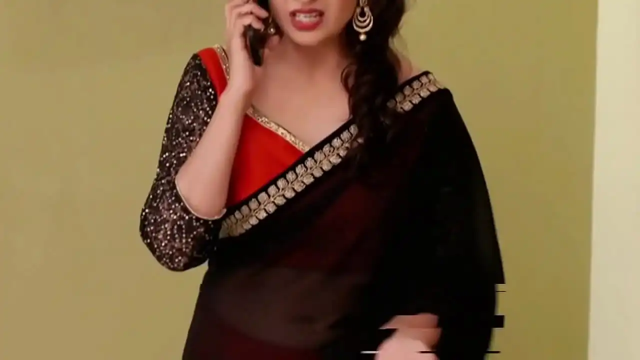 Divyanka Tripathi hot Deep Navel in low hip saree