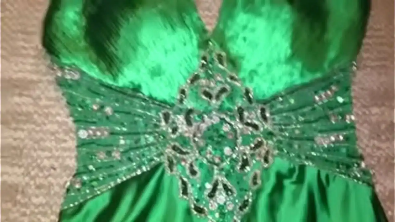 Vestido de formatura de cetim verde esmeralda