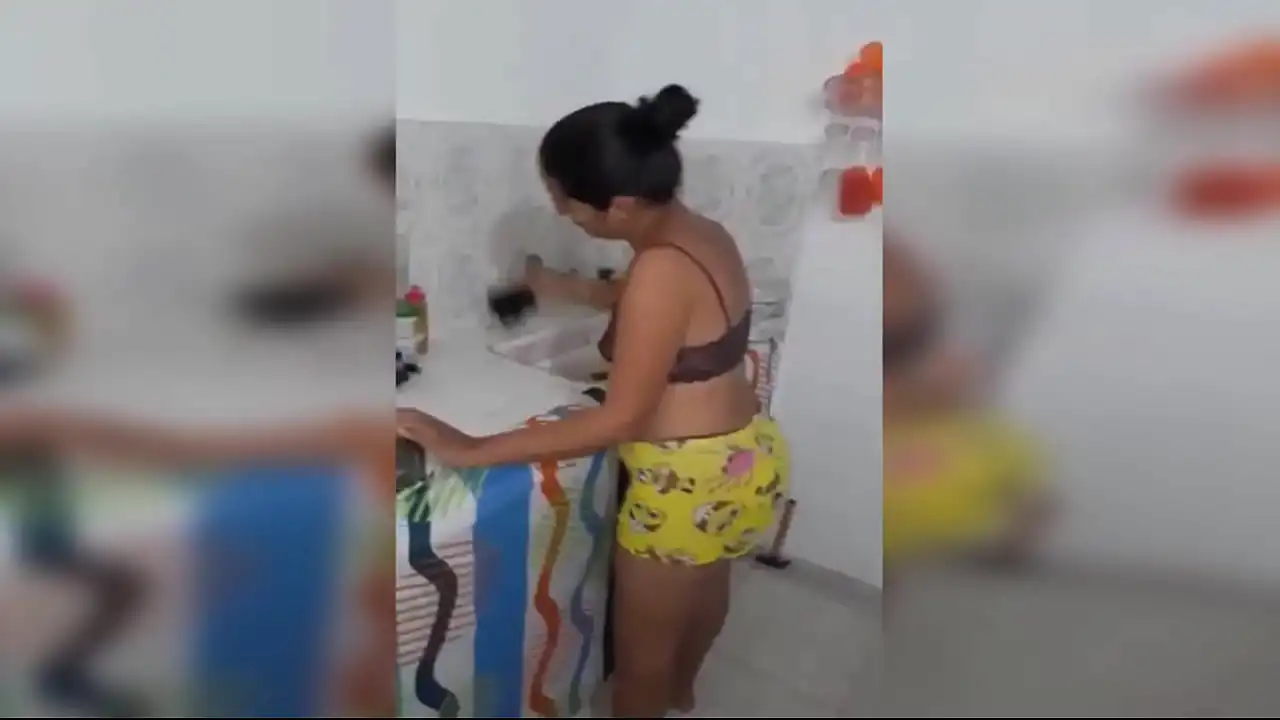 ENCONTRO MINHA CUNHADA NA COZINHA LAVANDO A LOUÇA E A CLAVO A VERGA DIRETO NO COLO ATÉ EYACULAR