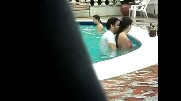 Esposa novinha putinha safadinha trepando na piscina