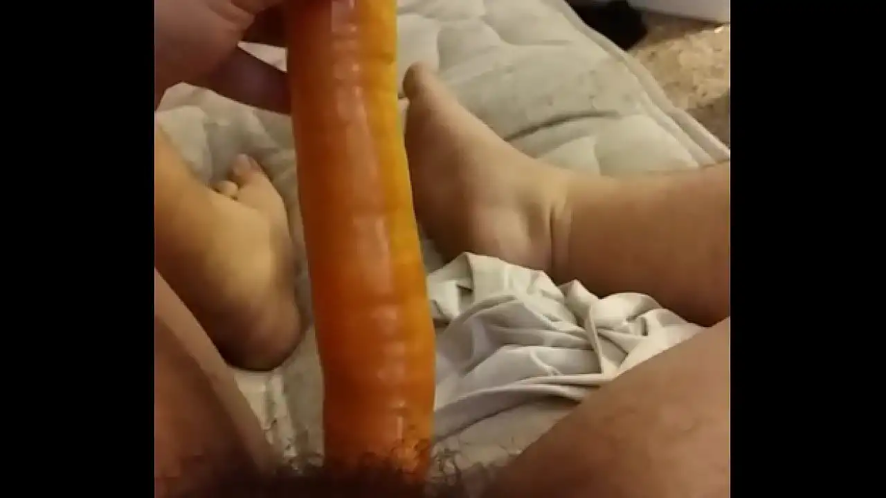 Ftm com cenoura dildo