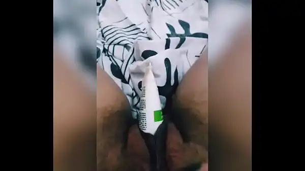 Gemendo gostoso com brinquedinho improvisado