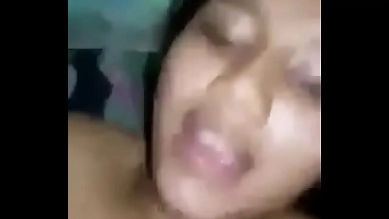 Menina gordinha puxando a parte rica 1