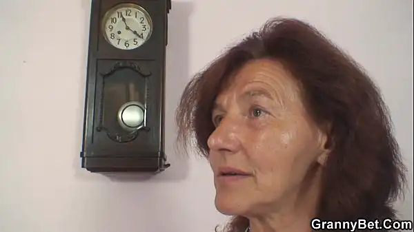 Ele bate costurando uma vovó de 70 anos