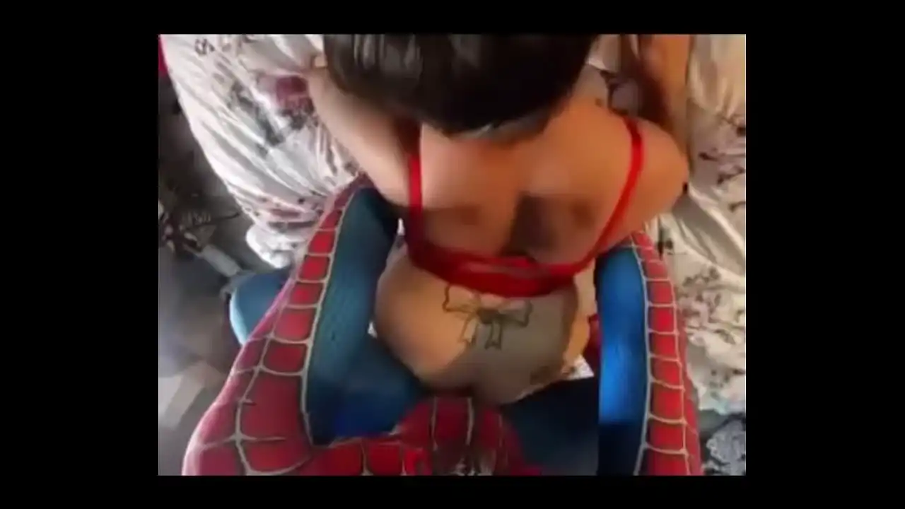 Homem aranha quebrando a boca e gozo na cara dela