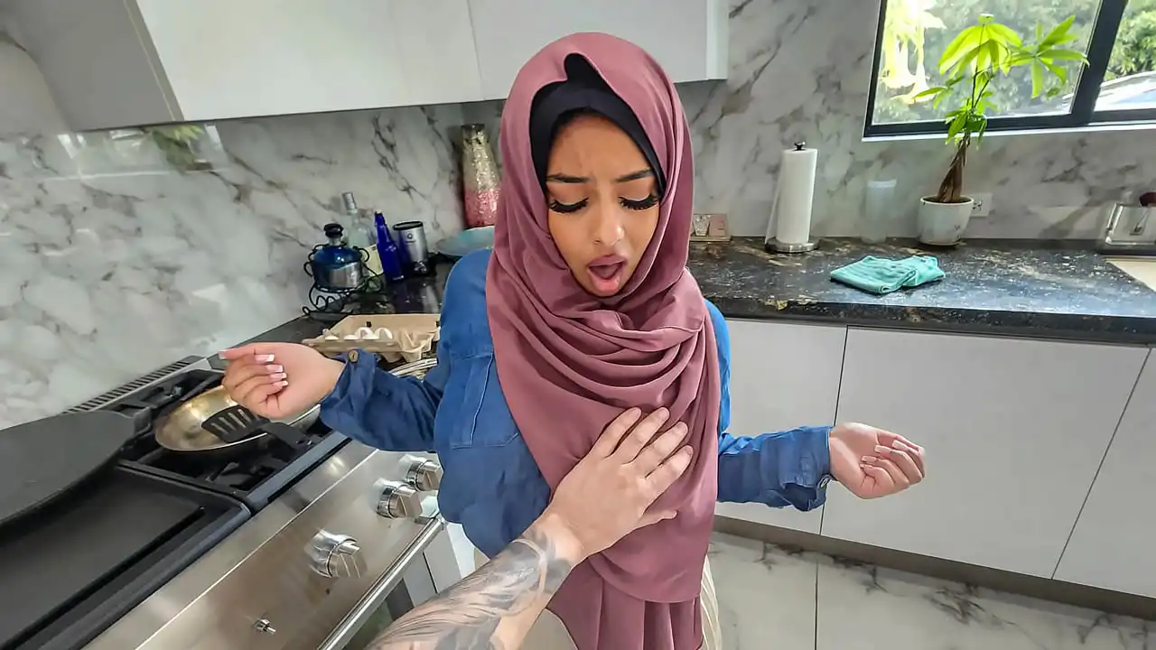 Esposa gostosa de hijab quer salvar seu casamento aprendendo a fazer boquetes e falar sacanagem - Hijablust