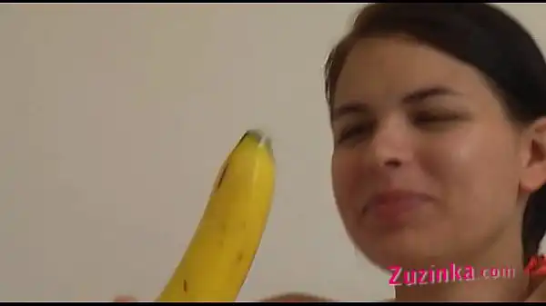 Como fazer: jovem morena ensina usando uma banana