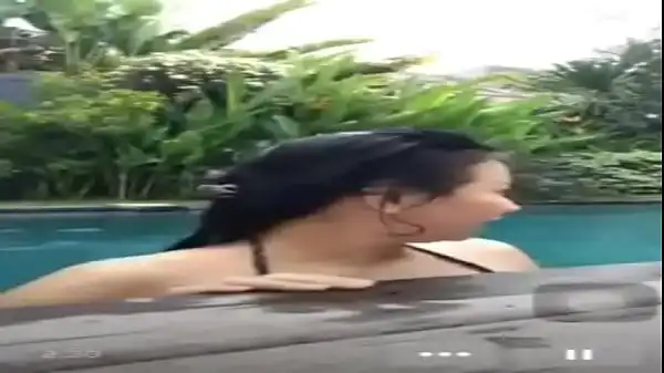 Foda indonésia na piscina durante ao vivo