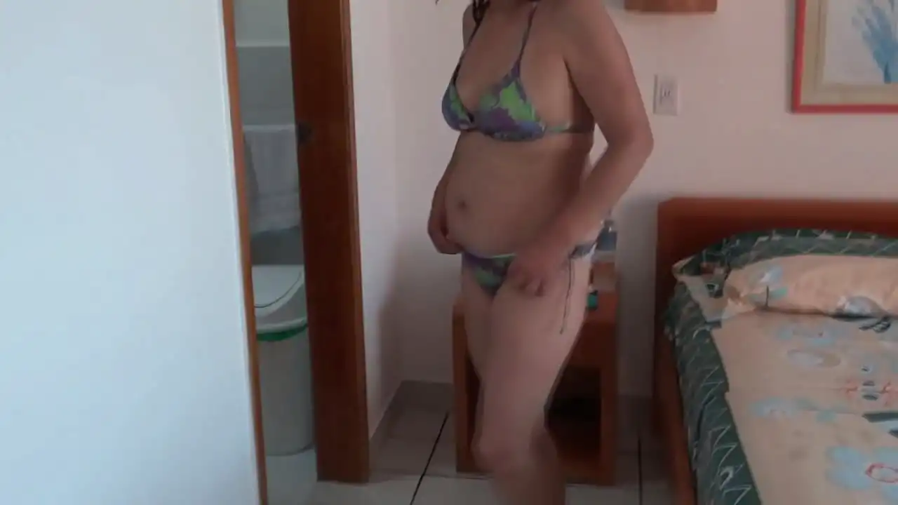 Vídeo intermediário - Minha esposa latina, mãe peluda de 58 anos, goza na praia, se mostra, se masturba, geme, tem orgasmos, quer foder, gozada grande na buceta peluda