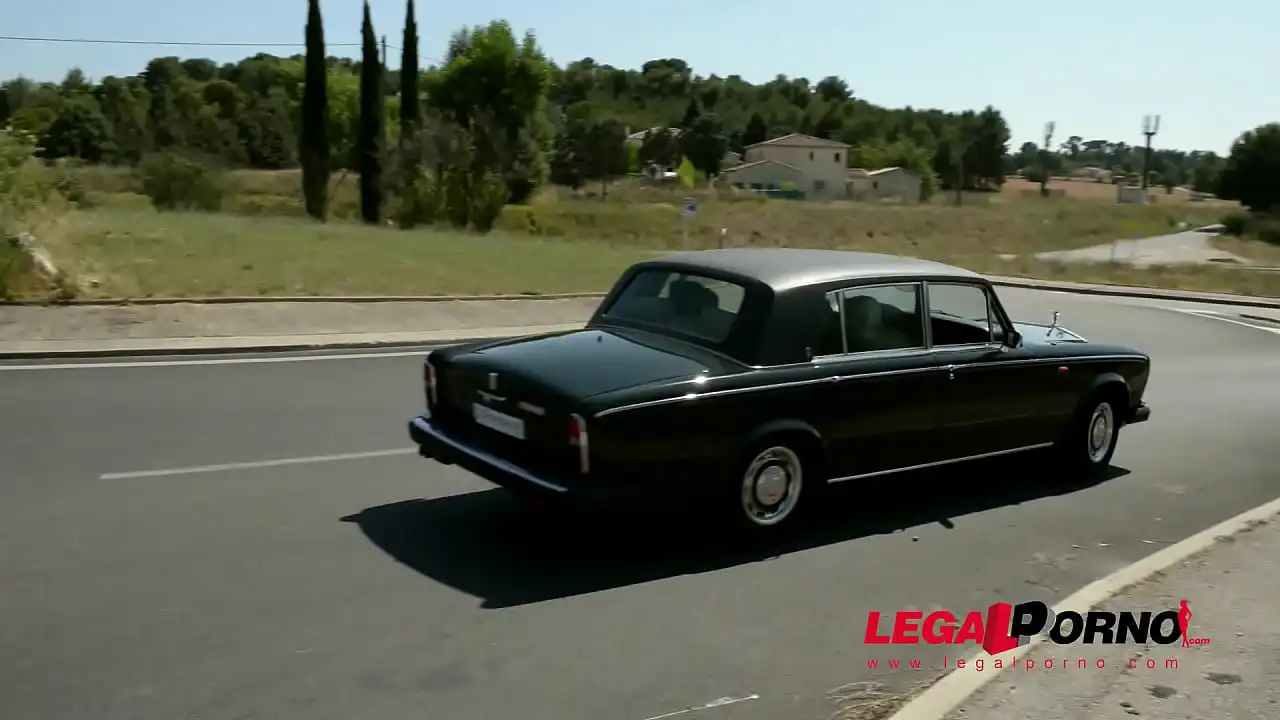 O motorista da limusine fode com Lola Fauve e Sophia Laure na bunda e buceta GP644