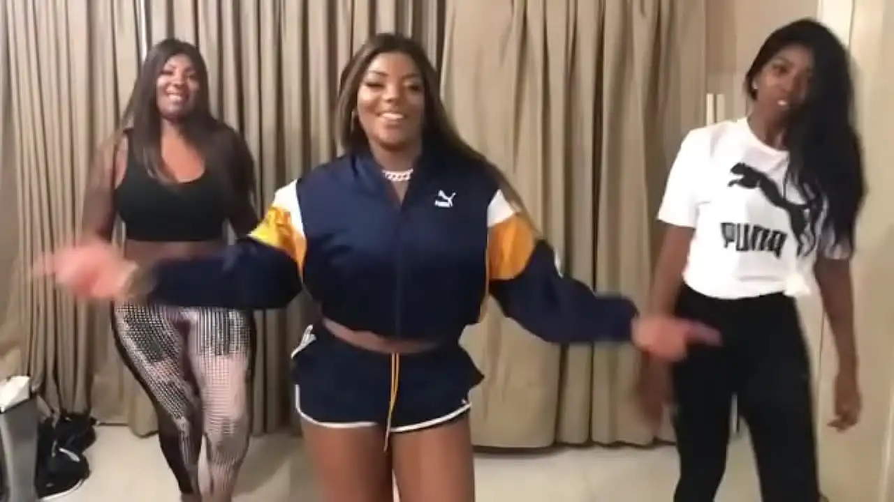 Ludmilla rebolando com mais duas dançarinas