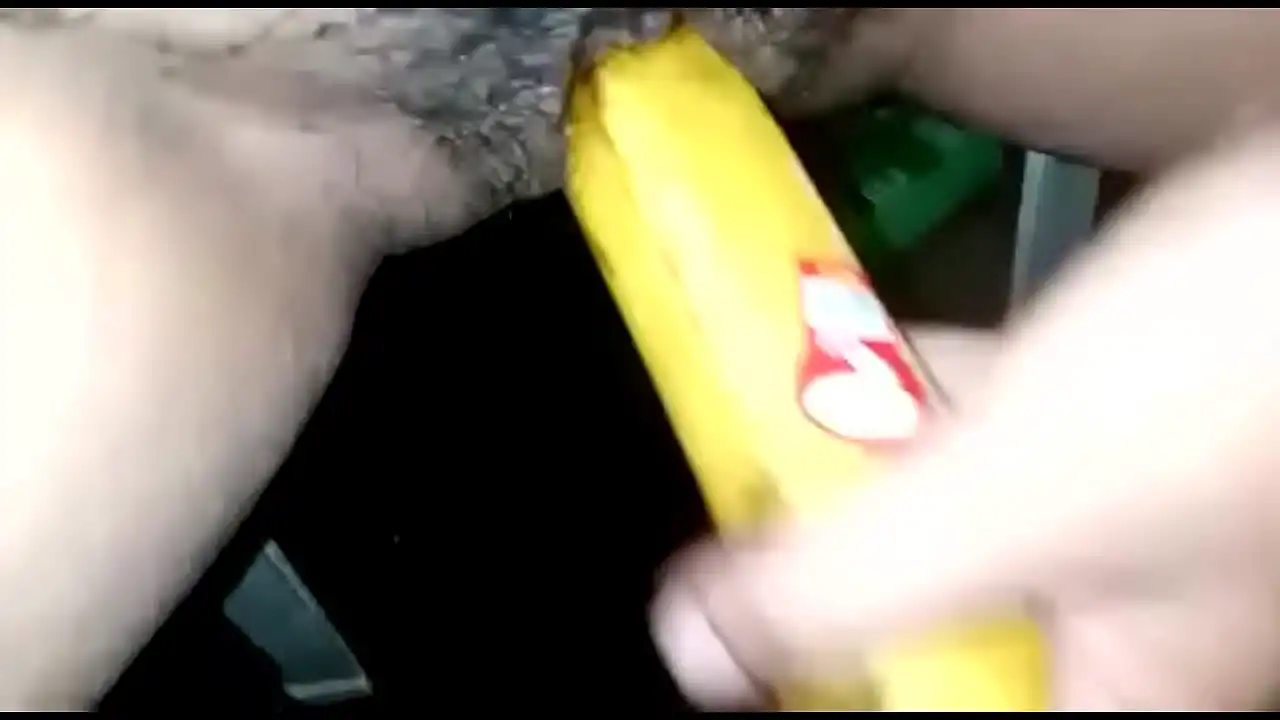 Se masturbando com uma banana