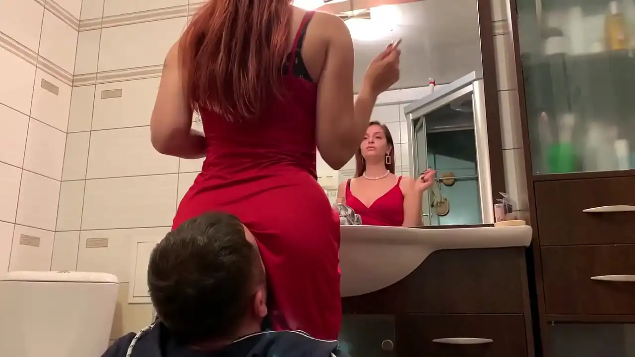 A Senhora Sofi em vestido vermelho usa cadeira escrava - Ignorar Femdom Facesitting (Visualização)