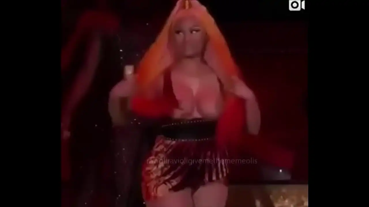 Os seios de Nicki Minaj piscam