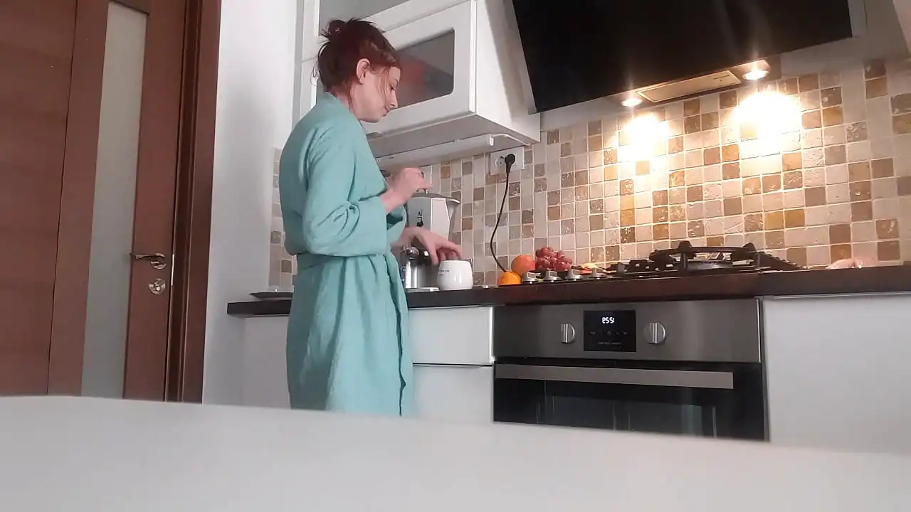 Menina pequena morena jovem se despindo e provocando e masturbando o bichano na cozinha na cadeira