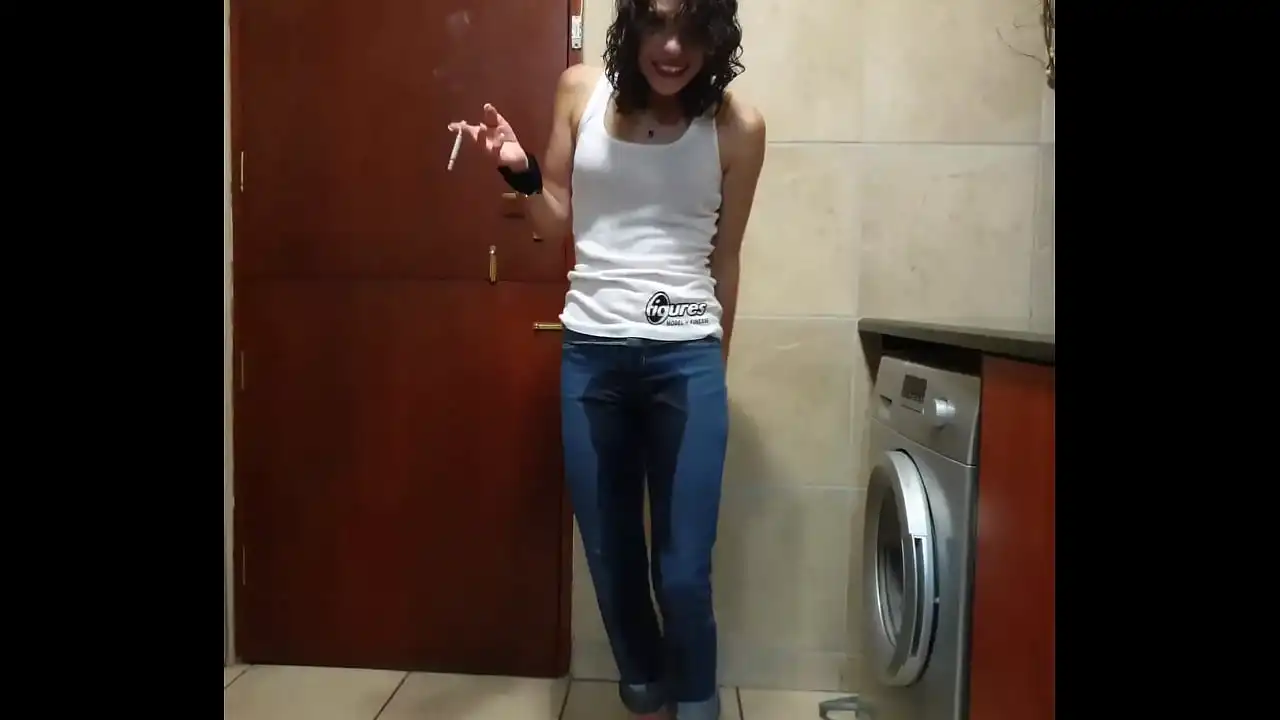 Pisswhore fazendo xixi em seus jeans | fumar | decapagem