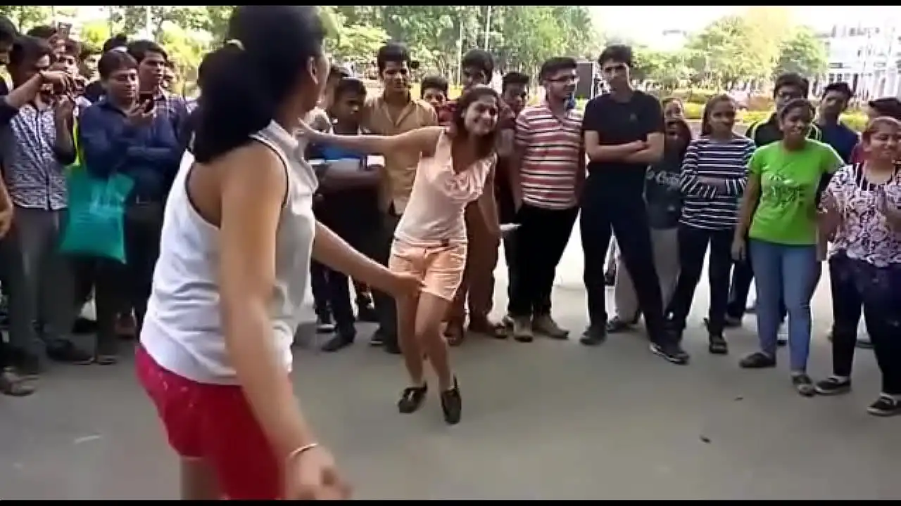 Dança de menina punjabi