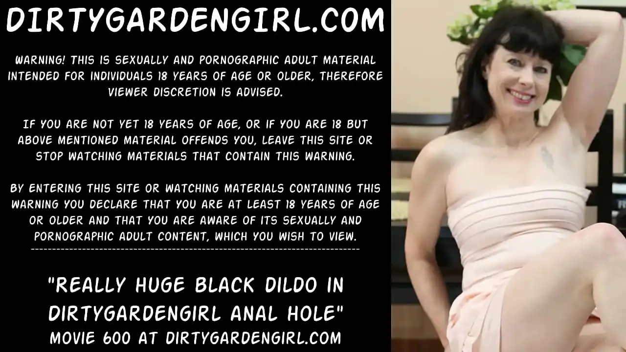 Dildo preto realmente enorme no buraco anal de Dirtygardengirl