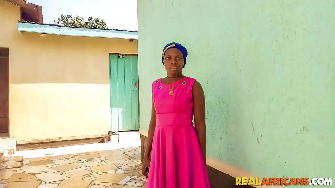 Senhora negra do jantar nigeriano recebe enorme galo de ébano para o almoço!