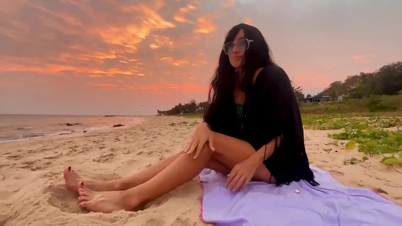 Garota de beleza sexy. Perseguindo o pôr do sol, o clima da praia e pura alegria!