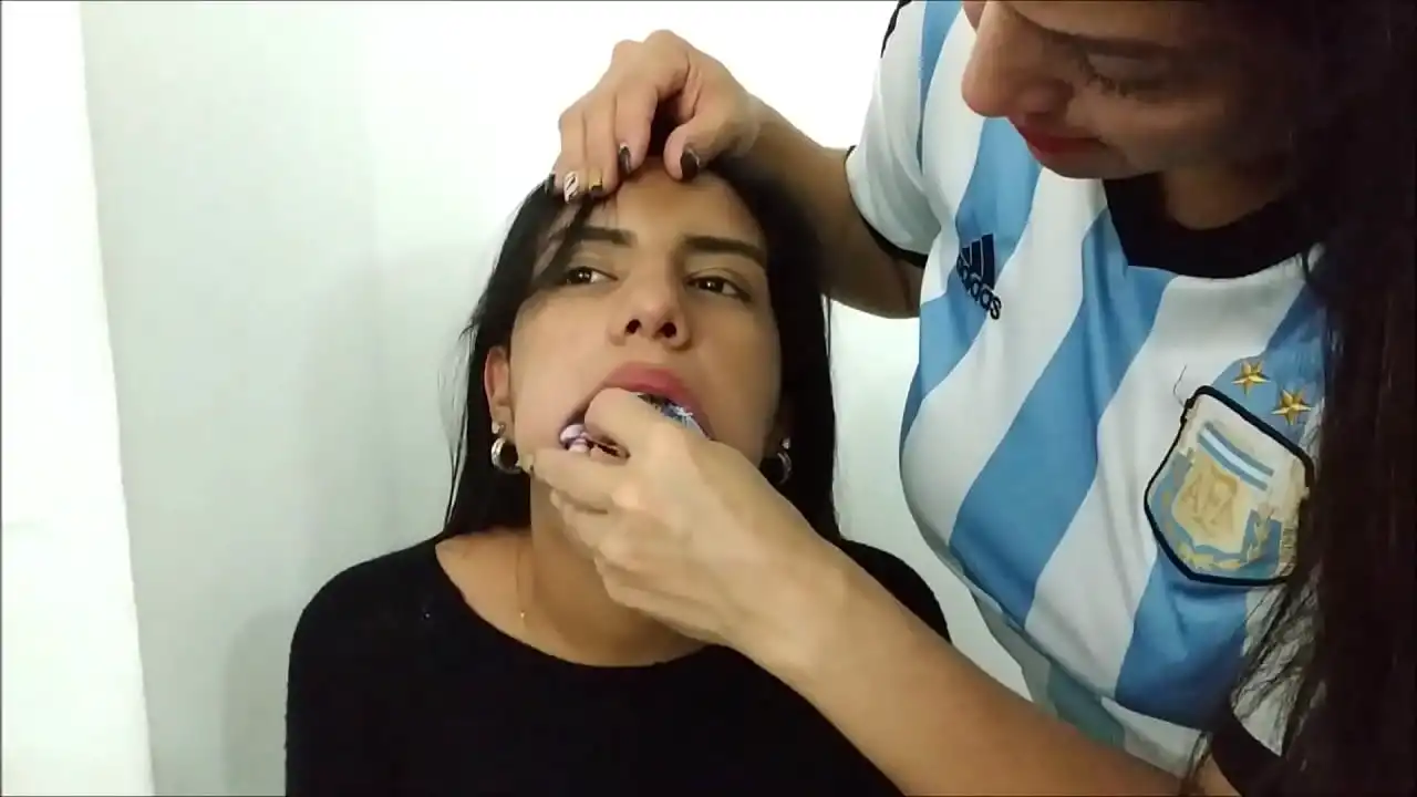 Sexy jovem Bondage Girl amordaçada com 10 meias por Hot Latina Lezdom MILF