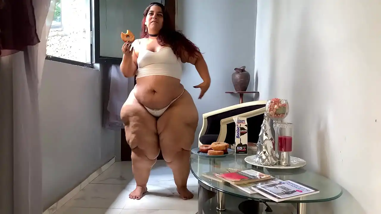 Garota curta e curvilínea com quadris gigantes e bunda - SSBBW Feedee Emma Pear