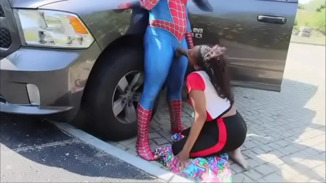 Homem aranha recebendo uma ótima chupada lá fora