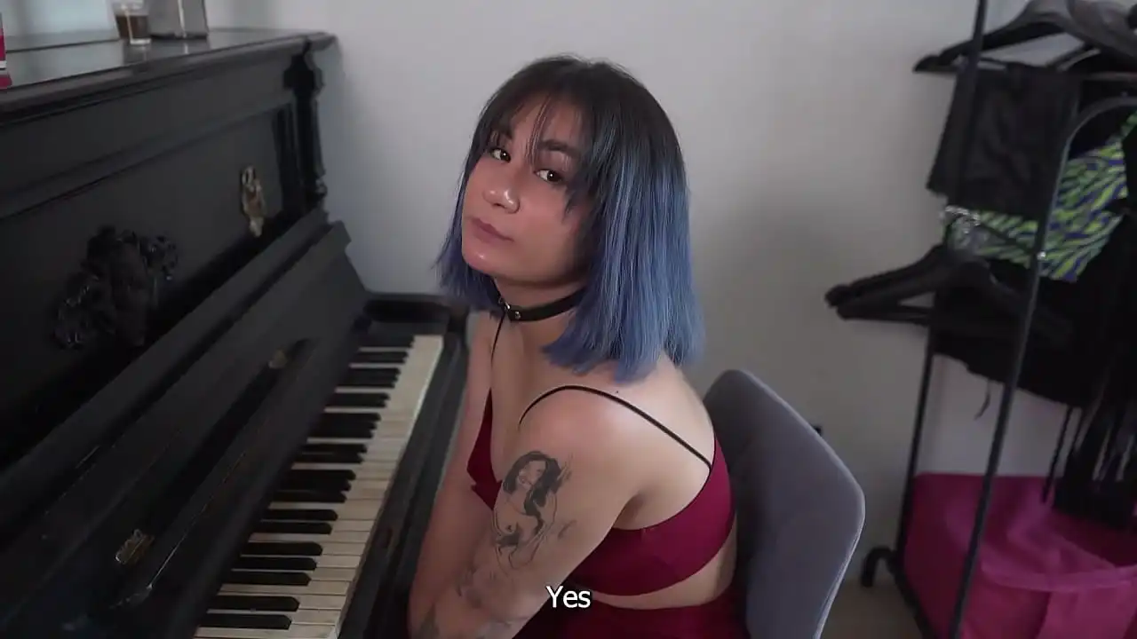 MENINA SUBMISSIVA GANHA UMA AULA DE PIANO GRATUITA**