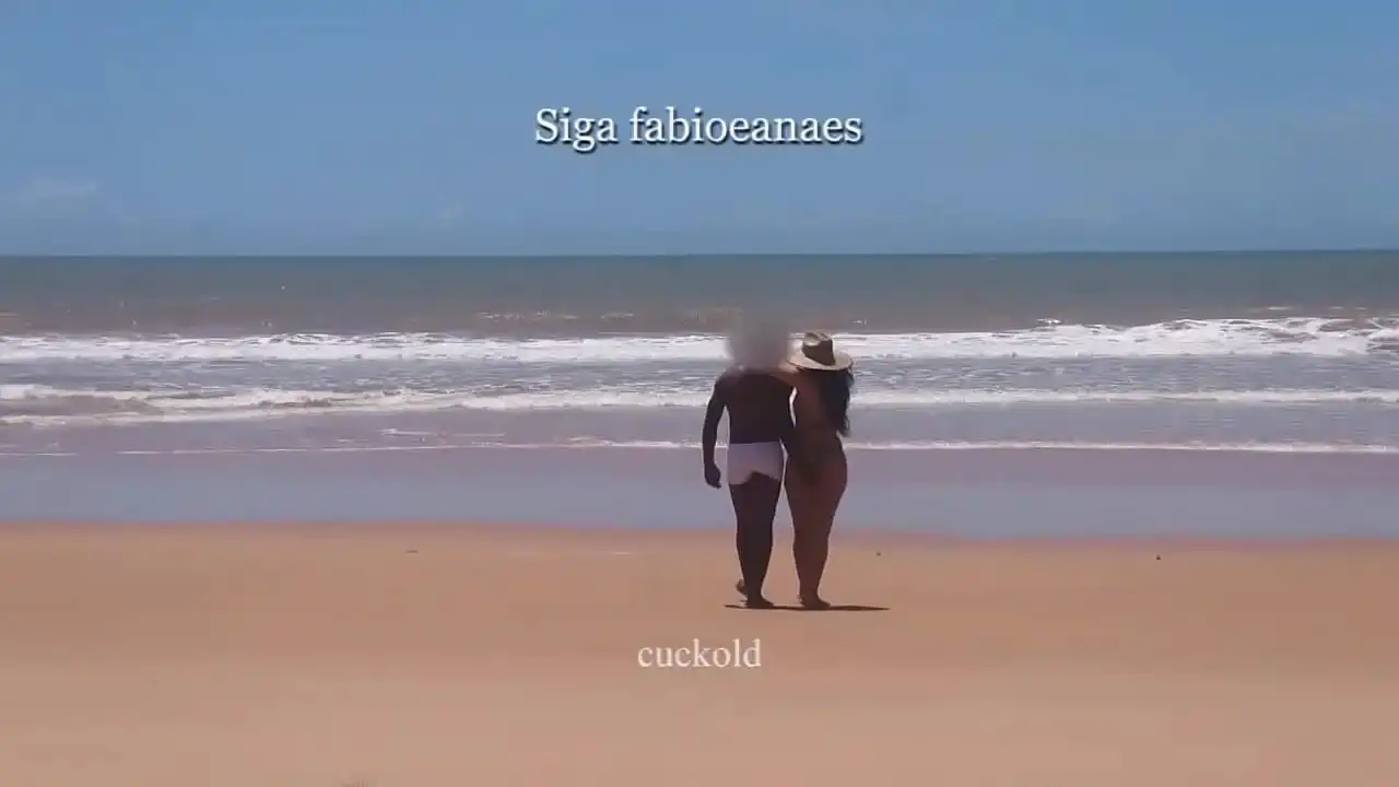 (TRECHO) Sarro gostoso interracial da howife. Esposa gostosa de biquini se exibe na praia e pega no pauzão do negão de sunga branca e recebe massagem na frente do corno.