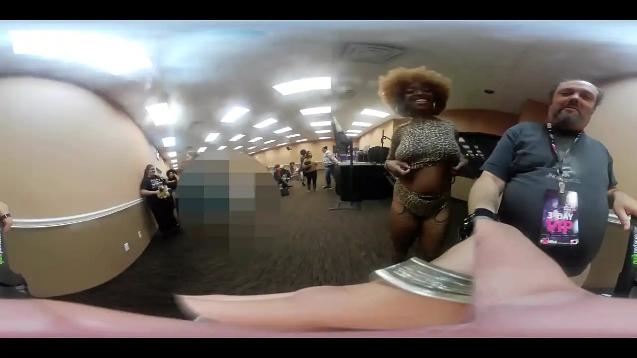 Tyomi Morgan VR Booby Jiggle na EXXXotica NJ 2019