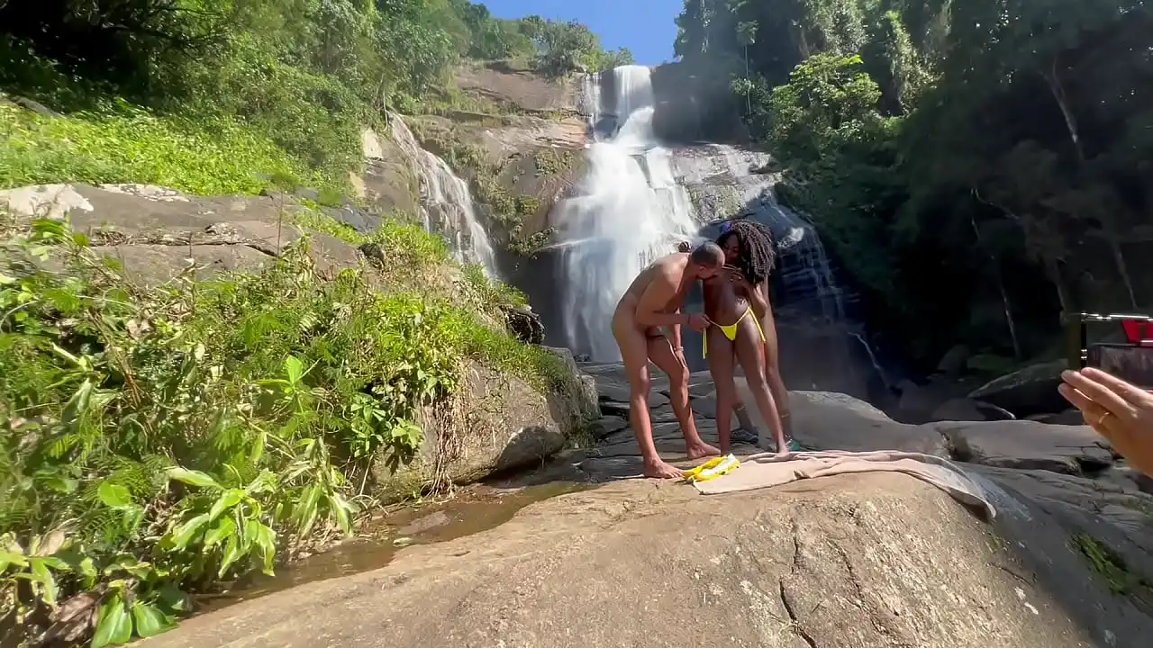 Vídeo amador bastidores podendo a pretinha 18 na cachoeira no ar livre (COMPLETO NO RED E NO CHER)