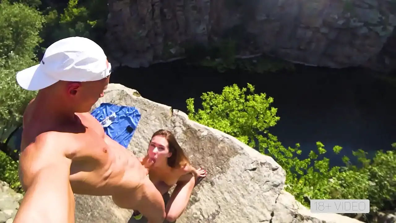 FODA PÚBLICA SELVAGEM EM UM ALTO PENHASCO NO CANYON. MIA BANDINI