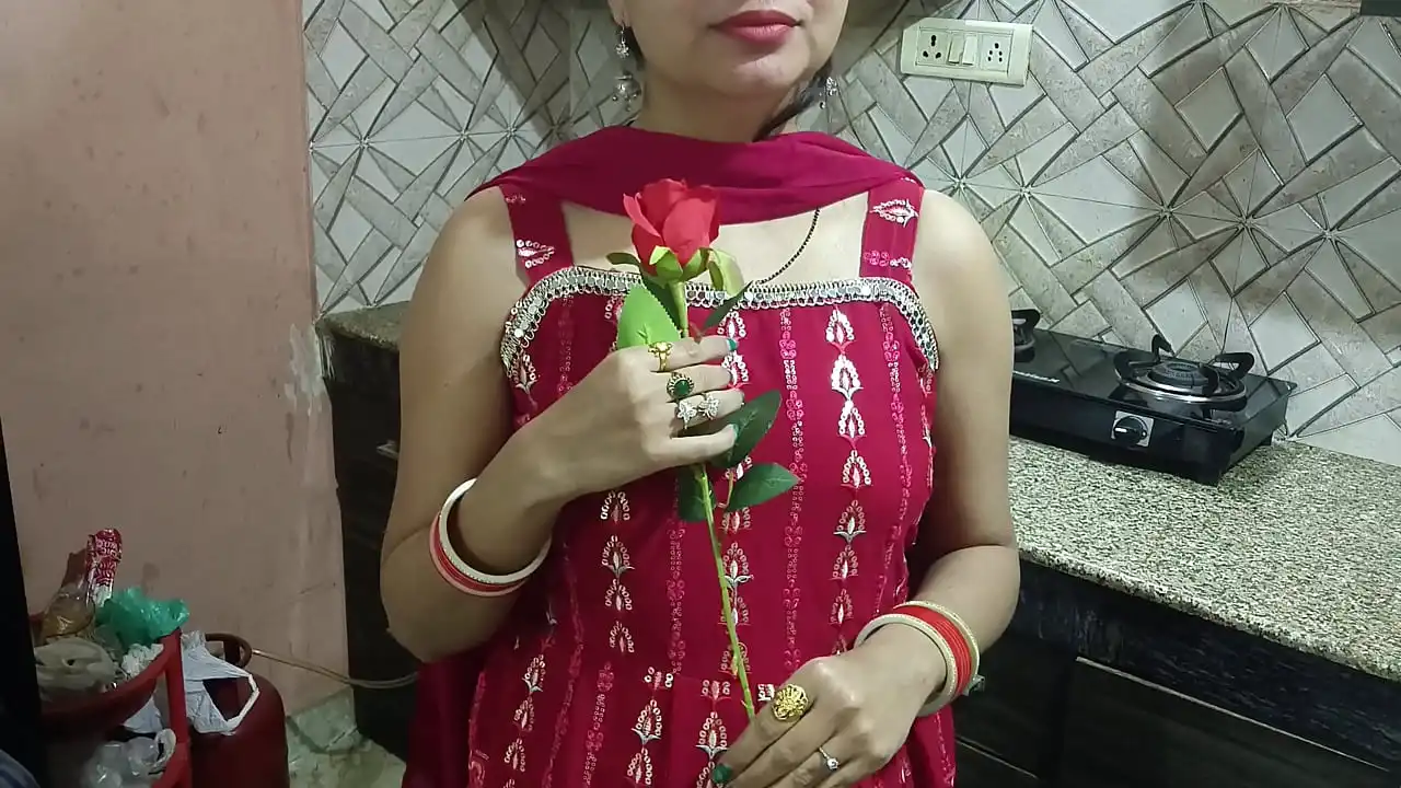 Xxx indiano desi saara bhabhi comemora o dia dos namorados com devar ji em áudio hindi